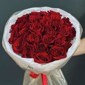 25 красных роз с оформлением