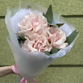 3 французских розы с эвкалиптом