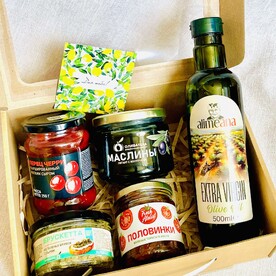 «Вкус Греции» гастрономический подарок с оливковым маслом Extra Virgin, маслинами Гигант, брускеттой и вялеными томатами