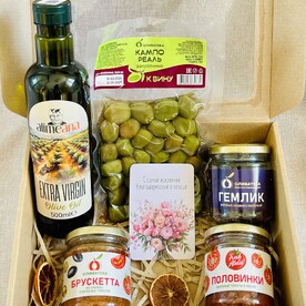 Вкусный подарок «С благодарностью» — оливковые деликатесы, томаты и оливковое масло