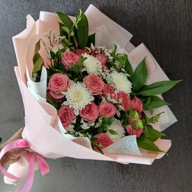 Буеет на флористической губке из кустовых роз.