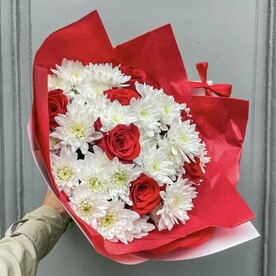 Букет из красных роз и белых хризантем