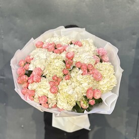 Букет из гортензий и кустовых роз