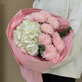 Букет с белой гортензией и розовыми хризантемами