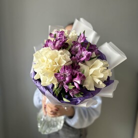 Яркий и стильный букет из роз