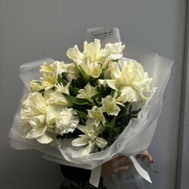 Букет из роз и альстромерии