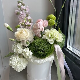 Композиция из нежных цветов в шляпной коробке