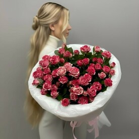 Моно-букет из яркой кустовой розы