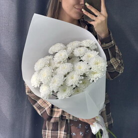 Моно букет из белых хризантем