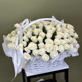 Белые розы в корзине 75 шт