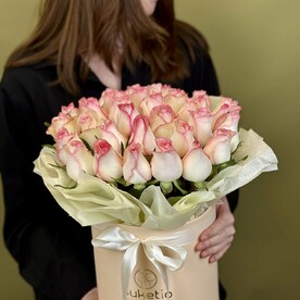 35 розово-белых роз в шляпной коробке