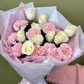 Букет с розами и диантусами