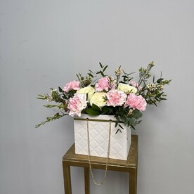 Роза, Диантус, Хамелациум, Эвкалипт, Сумочка