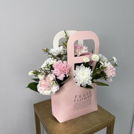 Гвоздики, Хризантема кустовая, Хамелациум, Рускус, Сумочка картонная