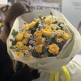 Роза кустовая с ромашкой