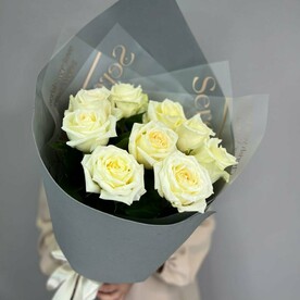 Букет из 9 пионовидных кремовых роз Эквадор