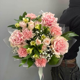 Гвоздика, Рускус, Альстромерия, Роза французская, Роза кустовая, Гипсофила, Дизайнерская упаковка