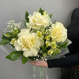Рускус, Роза французская, Альстромерия, Гипсофила, Дизайнерская упаковка