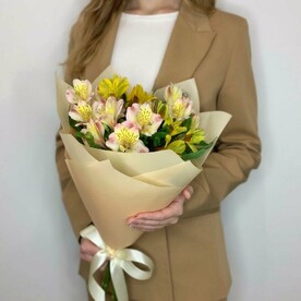 Монобукет из 5 желтых и желто-розовых альстромерий