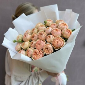 25 персиковых пионовидных роз