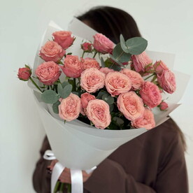 Коралловые кустовые розы с эвкалиптом