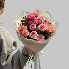 Букет из 5 кустовых пион. Роз микс💐
