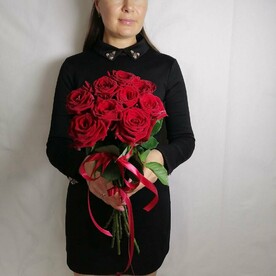 Красные розы под ленту