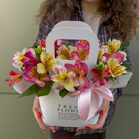Композиция цветы в коробке с альстромерией + сладкий подарок🎁