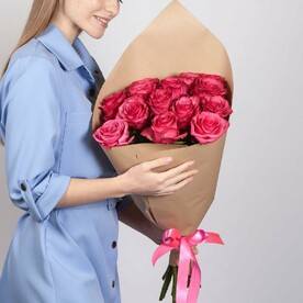 Монобукет из ярких из 15 роз Лола