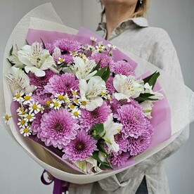 Букет из кустовых хризантем сорта Фабиенн, альстромерии и кустовых ромашек