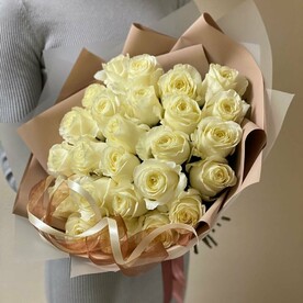 25 одноголовых роз в дизайнерской упаковке