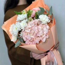 Букет с гортензией ,хризантемой ,кустовой розой ,альстромерией и гвоздикой