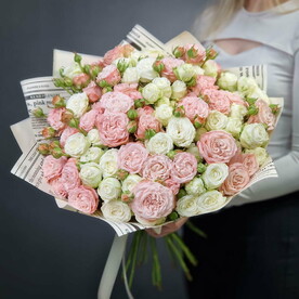 Шикарный букет из 25 кустовых роз 50 см