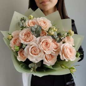 Букет персиковых кустовых роз