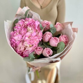 Розовые розы и гортензия, букет сердце