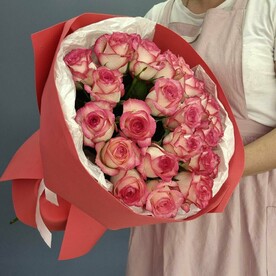 Монобукет для мамы: букет из 25 роз Джумилия