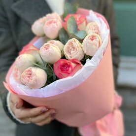 Букет из пион розы и яркой розы Джамили