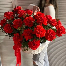 Корзина с французским алыми розами сорта