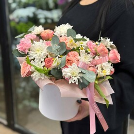 Стильная композиция из стойких цветов
