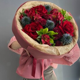 Букет марсаловый с бордовой французской розой и синим эрингиумом