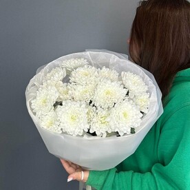 Букет из кустовых хризантем в круглой упаковке