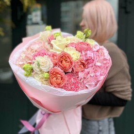 Букет-зефирка с гортензией и кустовой пионовидной розой