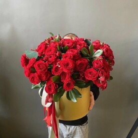 Монобукет из пионовидных красных роз в коробке ЛОТОС