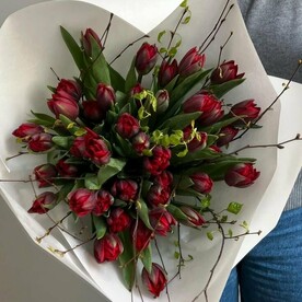 Букет из 51 тюльпана и цветущих веток ЛОТОС