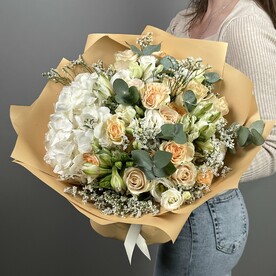 39-0030 Авторский букет из белой гортензии и нежной кустовой розы