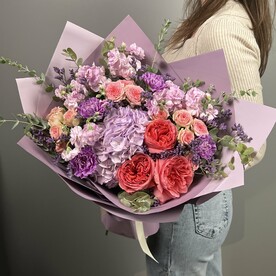 Диантус, Роза пионовидная одноголовая, Роза кустовая, Маттиола, Лимониум, Гортензия, Эвкалипт, Дизайнерская упаковка