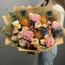 39-0045 Необыкновенный букет из кустовой и одноголовой розы с экзотикой