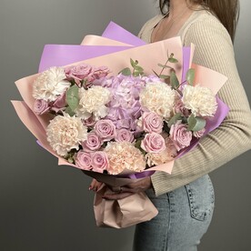 39-0051 Нежный букет из лавандовой гортензии и кустовой розы с диантусами и эвкалиптом