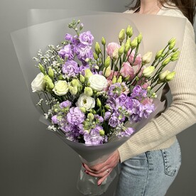 39-0058 Уникальный букет из белой и розовой эустомы и ароматной маттиолы