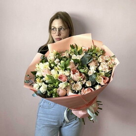 Альстромерия, Роза кустовая, Роза пионовидная, Маттиола, Эвкалипт, Дизайнерская упаковка